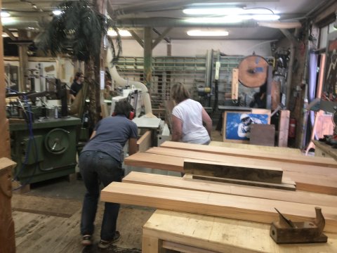 Workshopteilnehmer beim schreinern