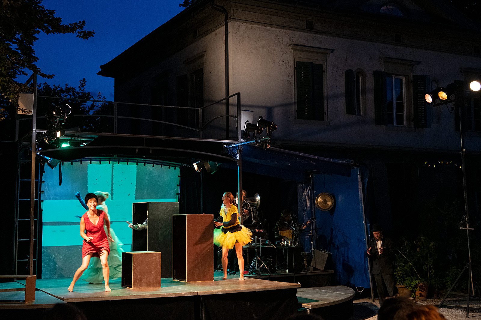 Stradini Theater auf dem Vorplatz August 2019